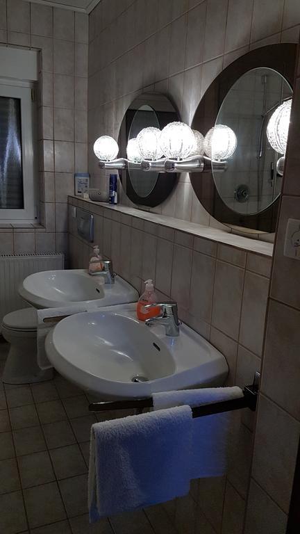 Gaestezimmer Junglas Bornheim  Bagian luar foto